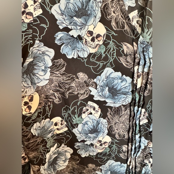 Torrid Floral Skull Blouse Size 2 - Picture 2 of 6